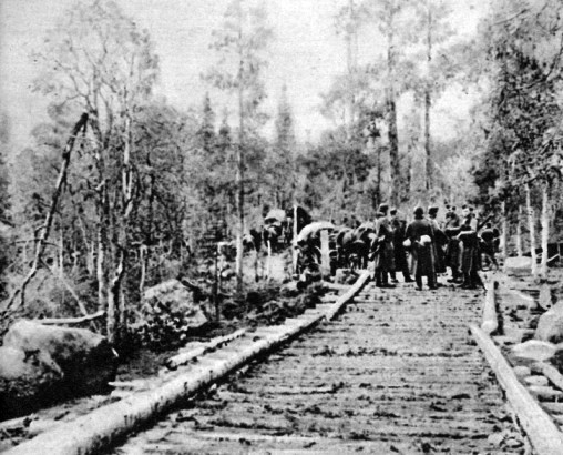 Drogi z bali przez bagna i błota 2.jpg